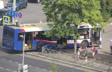 «Выехал на красный»: в Ярославле столкнулись автобус и троллейбус