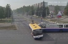 Опубликовано видео ДТП автобуса и троллейбуса в Ярославле