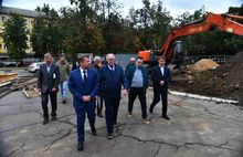 Глава Ярославля проинспектировал строительство стелы «Город трудовой доблести»