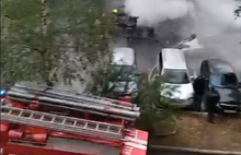 Во дворе жилого дома в Ярославле загорелся автомобиль