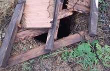 «До беды два шага»: в Дзержинском районе Ярославля три недели не могут закрыть люки