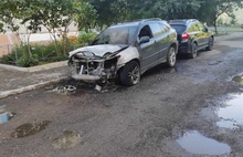 В Ярославле в соседних дворах ночью подожгли сразу 7 автомобилей