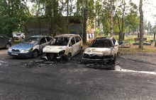 В Ярославле в соседних дворах ночью подожгли сразу 7 автомобилей