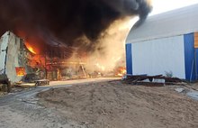 В МЧС назвали предварительную причину пожара на заводе в Угличе