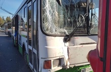В центре Ярославля столкнулись автобус и троллейбус: один человек в больнице
