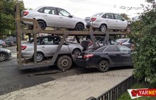 Перевозящий «Лады» автовоз попал в ДТП в центре Ярославля
