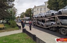 Перевозящий «Лады» автовоз попал в ДТП в центре Ярославля