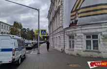 На доме офицеров в Ярославле загорелся плакат с буквой Z