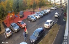 В Рыбинске водитель «Газели» испортил отремонтированную детскую площадку