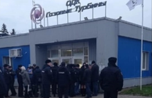 «Повестки выдают на завтра»: появилось видео работы силовиков у проходной завода в Рыбинске
