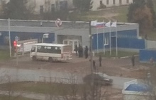 «Рабочих грузят в автобус»: проходные предприятия в Ярославской области оцепили силовики