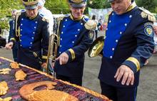 В Рыбинске Ярославской области испекли гигантский пирог. Фоторепортаж