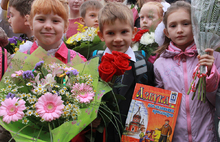 Депутаты муниципалитета Ярославля поздравили первоклассников с Днем знаний. С фото
