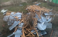В Ярославской области ураганный ветер сорвал крышу многоквартирного дома