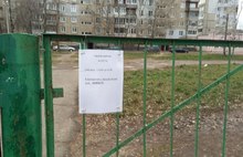 Властелины калиток: в Ярославле дети и родители лазают через дыры в школьном заборе