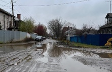 «Приходят грязные с мокрыми ногами»: ярославцы просят отремонтировать дорогу к детскому саду