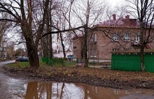 «Приходят грязные с мокрыми ногами»: ярославцы просят отремонтировать дорогу к детскому саду