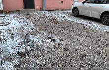 «Ушли в снег»: в центре Ярославля с августа не могут отремонтировать двор