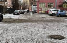«Ушли в снег»: в центре Ярославля с августа не могут отремонтировать двор