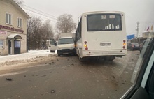 Не почистил наледь и врезался в маршрутку: опубликовано видео тройного ДТП в Переславле