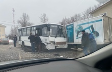 Не почистил наледь и врезался в маршрутку: опубликовано видео тройного ДТП в Переславле