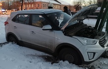 В центре Углича машина чудом не снесла автобусную остановку