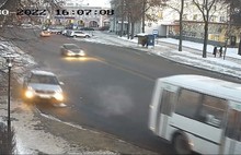В центре Углича машина чудом не снесла автобусную остановку