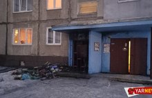 «Оделись и ушли на балкон»: в ярославской многоэтажке полыхал мусоропровод
