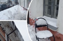 В центре Ярославля обнаружены знаменитые «губернаторские» стулья с ленточками