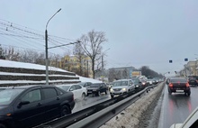 Затянувшаяся установка забора на Московском проспекте в Ярославле приводит к пробкам
