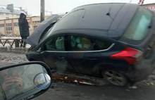 Повис на ограде: в Ярославле столкнулись легковушка и автобус