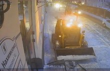 В центре Ярославля крыльцо здания «убрали» вместе со снегом