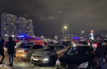 «Мужчина выбивал дверь»: в Ярославле посетители торгового центра устроили давку во время пожарной тревоги