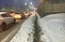 Ярославцы, вынужденные ходить на работу пешком, просят расчистить тротуар