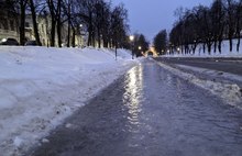 «Бабушки ползут на карачках»: ярославские улицы превратились в каток