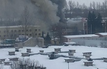 В Ярославле горит автотранспортное предприятие