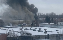 В Ярославле горит автотранспортное предприятие