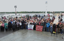 В Бориса Немцова на митинге в Ярославле запустили сырым яйцом. С фото