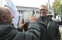 В Бориса Немцова на митинге в Ярославле запустили сырым яйцом. С фото