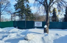 Забор рядом с Успенским собором в Ярославле уберут весной