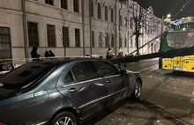 В Рыбинске опора освещения упала на машину