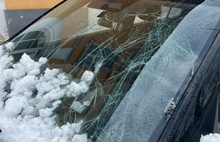 В центре Ярославля четыре машины повредило сошедшей снежной лавиной