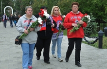 Жители Ярославля приходят сегодня на Леонтьевское кладбище почтить память погибших хоккеистов «Локомотива». С фото