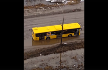 В Ярославле в день старта транспортной реформы желтый автобус застрял в яме