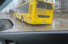 В Ярославле в день старта транспортной реформы желтый автобус застрял в яме