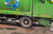 В Ярославле попавший в капкан Суринского путепровода мусоровоз получил серьезные повреждения