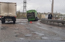 В Ярославле попавший в капкан Суринского путепровода мусоровоз получил серьезные повреждения