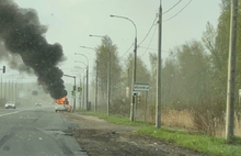 В Ярославле после ДТП сгорел автомобиль такси