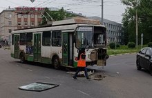 На Октябрьской площади в Ярославле столкнулись автобус и троллейбус