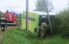 В Ярославской области рейсовый автобус протаранил забор и врезался в столб